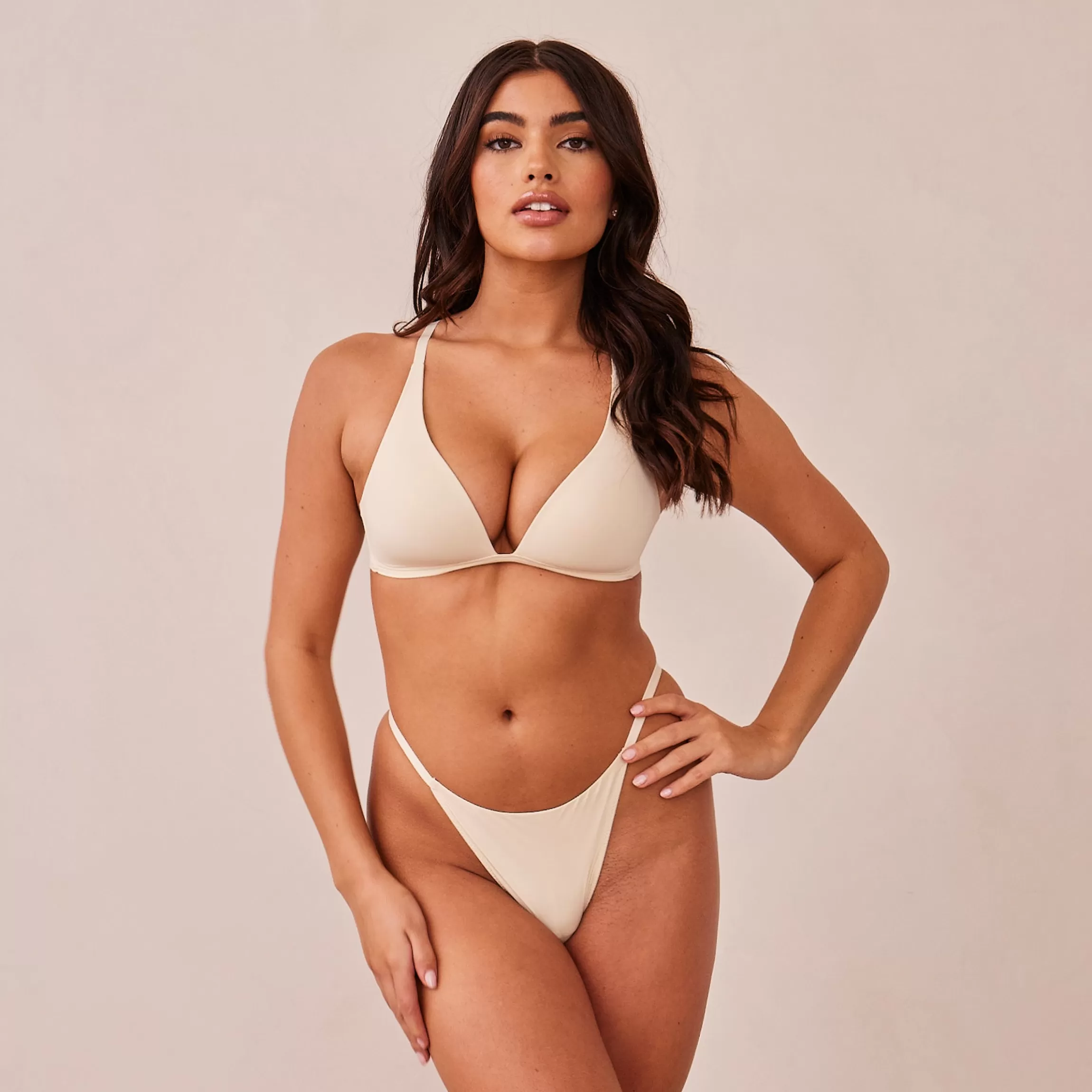 Lounge Light Beugelloze Plunge T-Shirt BH & String/Slip Set - Latte Best